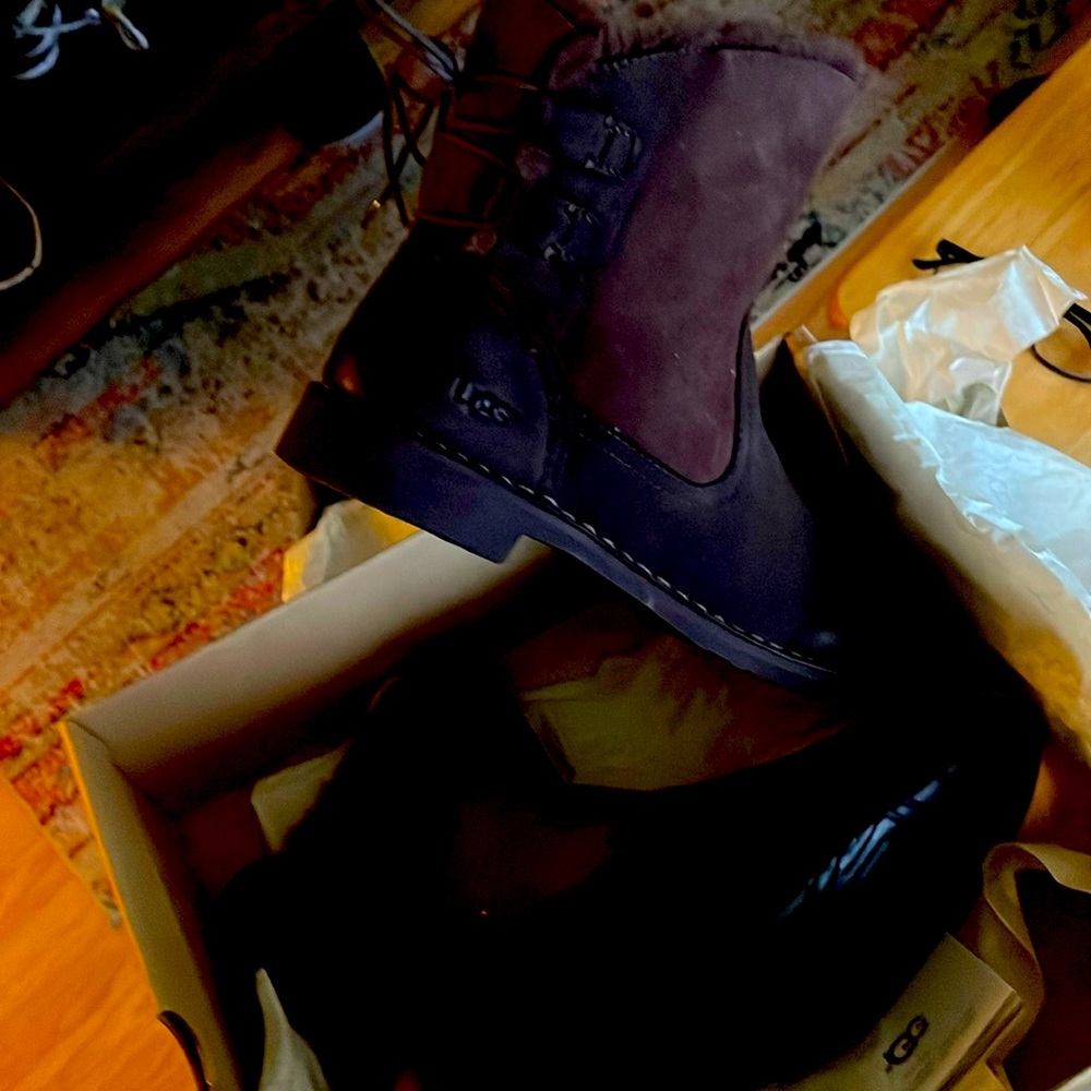 Chocolate brown women’s UGGs 10’s
